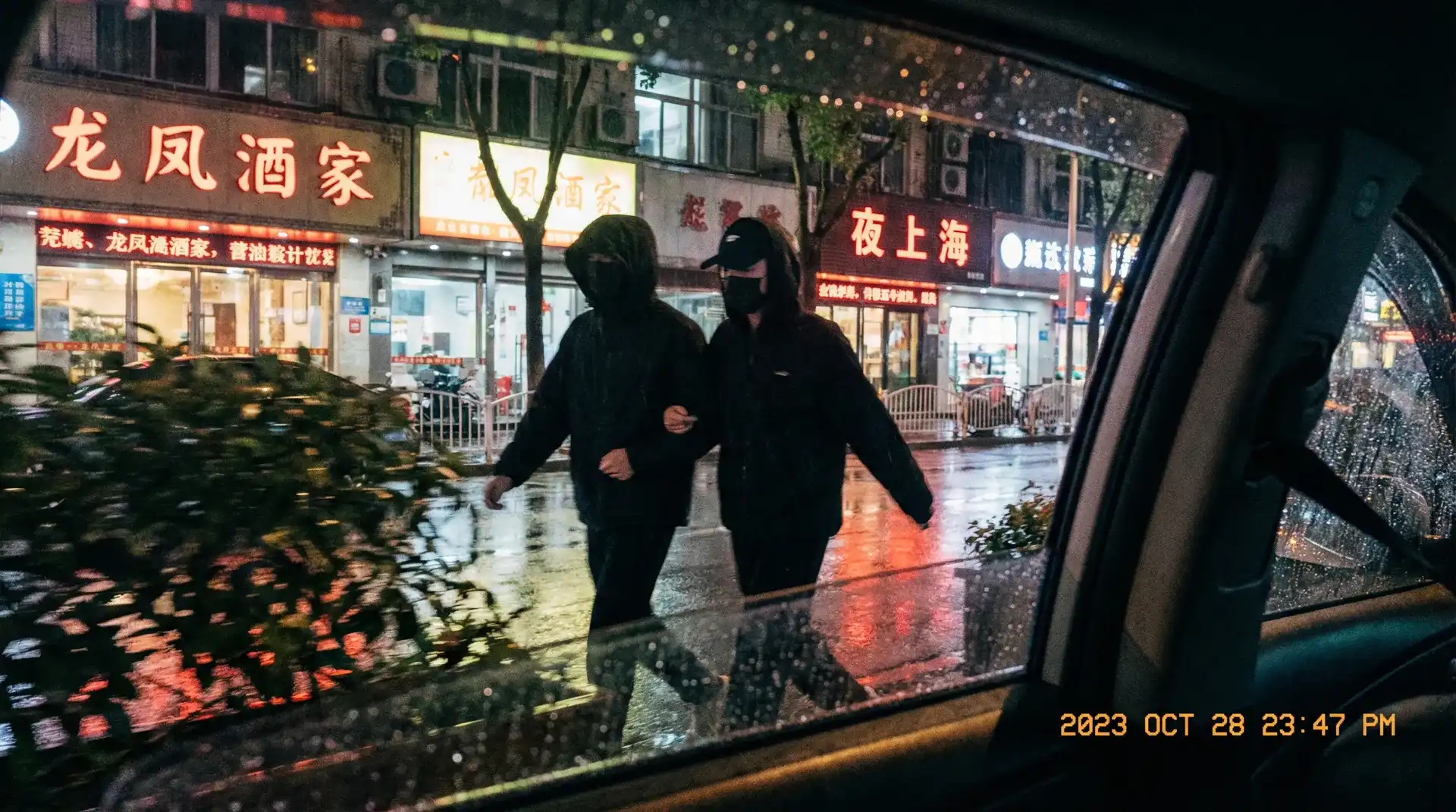 环球体育 - 顶流明星深夜密会现场抓拍照片